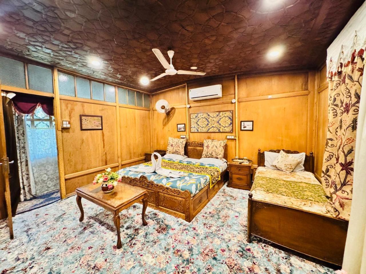 Crown Of India Group Of Houseboats Hotel Srinagar  Exterior photo