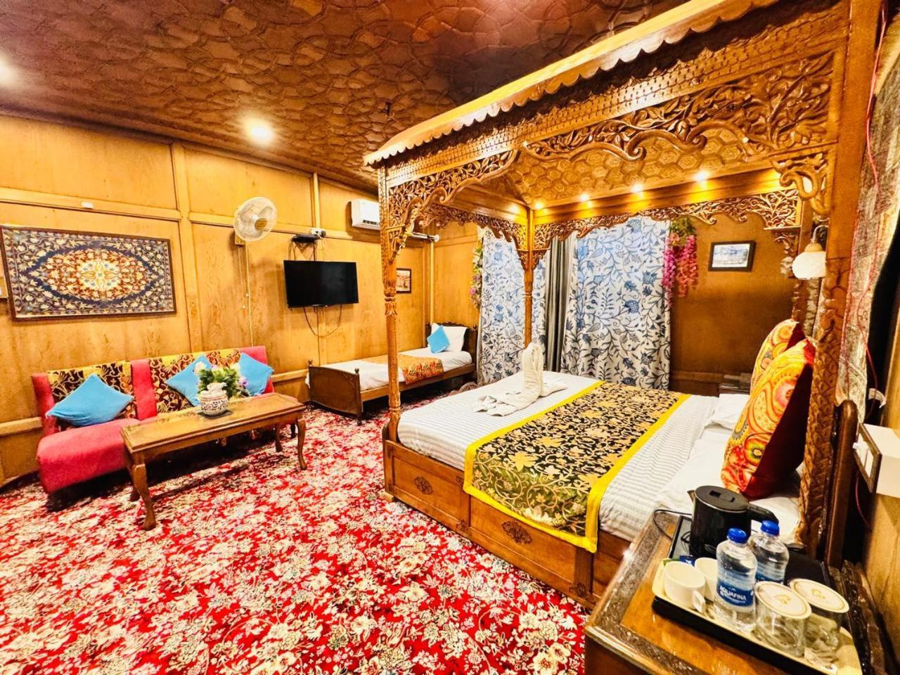 Crown Of India Group Of Houseboats Hotel Srinagar  Exterior photo