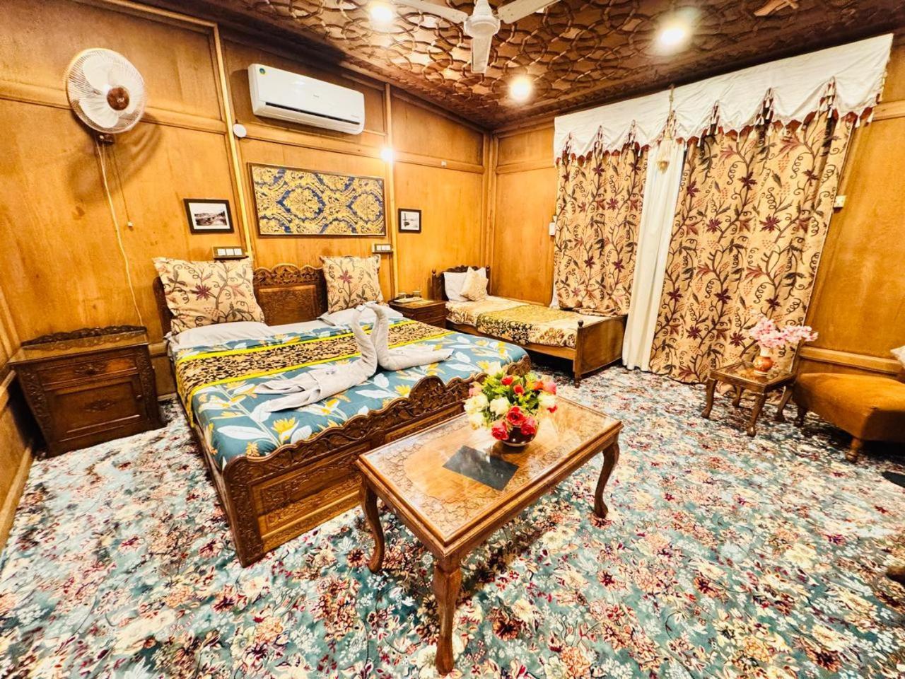 Crown Of India Group Of Houseboats Hotel Srinagar  Exterior photo